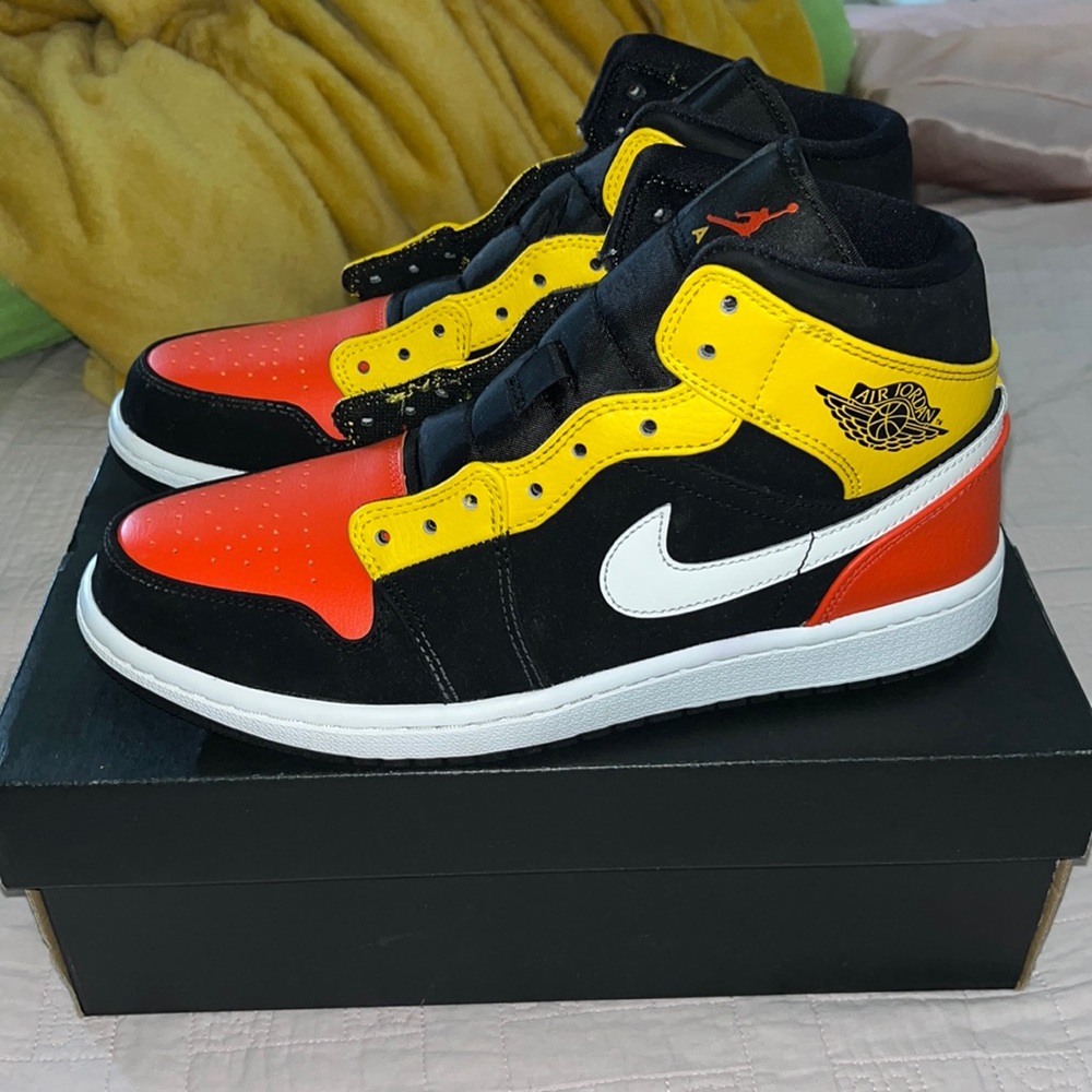 Jordan 1 mid SE -size 8